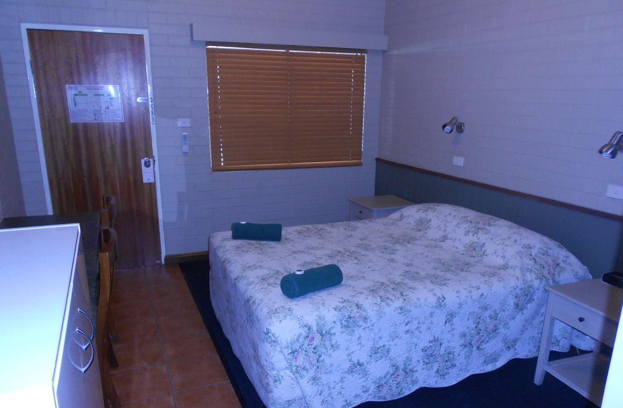 Barcaldine Country Motor Inn Ngoại thất bức ảnh